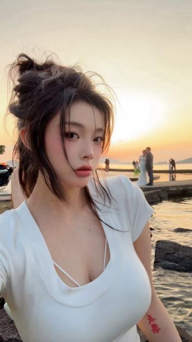 沪⬆️玫瑰空降模特 红月 Gallery 4
